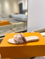 Louis Vuitton 路易威登 本款 Lv Isola 平底凉拖采用柔软牛皮革，令宽幅鞋面呈现 Lv 皮带扣，追寻跨越时间的经典格调。多层皮革构筑耐磨一体