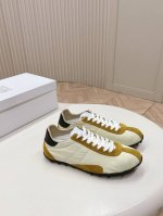 Maison Margiela mm6 2025春夏系列 新款Sprinters运动鞋轮廓采用做旧感尼龙与复古处理麂皮制成，灵感来源于复古跑鞋。通过做旧、缝线、