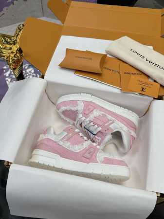 工厂价： 水洗工艺牛仔 原版开发 品质出货 欢迎对比 Lv板鞋系列 Lv Trainer Maxi运动鞋将成衣系列的宽松廓形引入virgilabloh笔下的lv - 点击图像关闭