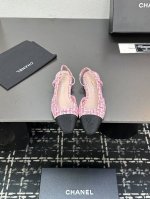 chane+L 经典Slingback 小香后空凉鞋 就像Coco香奈儿女士说的：流行稍纵即逝，但风格永存！这双后空鞋就是香家经典中的经典！双色搭配，简约精致，