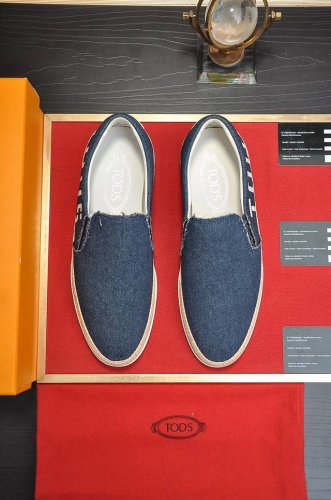 出厂价P 商品商标：Tods 托德斯 豆豆鞋 正码码数: 38-45 45定制不退换 商品材料：精选 牛仔布鞋面+进牛皮鞋垫。强烈立体视觉效果，原版橡胶大底 颜