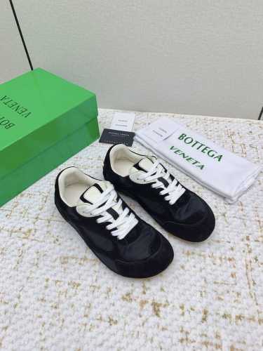 女 男 Bottega Veneta Bv葆蝶家 25 最新爆款 阿甘鞋 德训 休闲 运动鞋 Sneaker科技尼龙和绒面打造，灵感来自复古球鞋，全新演绎经典运