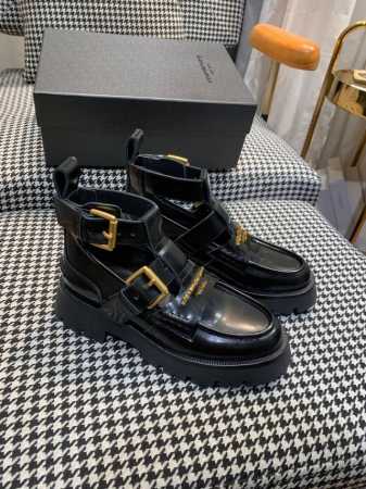 AlexanderWang亚力山大王Carter95防水台厚底镂空乐福鞋，酷酷的～财阀千金既视感，鞋子采用牛皮开边珠设计，内里垫脚羊皮，搭配单个系带开合，鞋面饰 - 点击图像关闭