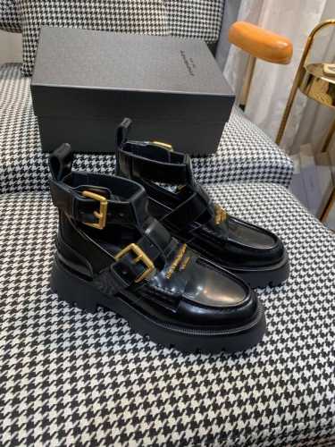 AlexanderWang亚力山大王Carter95防水台厚底镂空乐福鞋，酷酷的～财阀千金既视感，鞋子采用牛皮开边珠设计，内里垫脚羊皮，搭配单个系带开合，鞋面饰