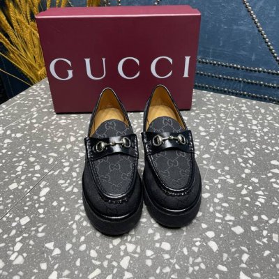 gucci古驰 坡跟水台-专柜同步发售 上脚非常完美！优雅大方！ 鞋面:牛皮 品牌布／鳄鱼纹牛皮 内里:牛皮 垫脚:牛皮 大底:进口意大利 水台高：前3Cm后跟