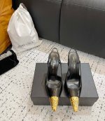 ：430 正确版本凹凸金属铁头 Ysl 圣罗兰最新黄金铁头Logo小方头后空高跟单鞋 专柜同步上新 各大明星网红纷纷上脚 款式时髦百搭 简约又高级 把优雅做到极