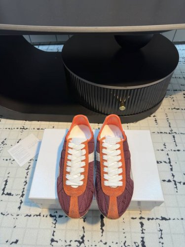代购级别 Maisonmargiel* Mm6德训休闲鞋 鬼才设计师品牌 一个轻奢品牌上脚很百搭哦 也很随脚舒适 这一款德国训练鞋延续了经典的T形真皮拼接设计