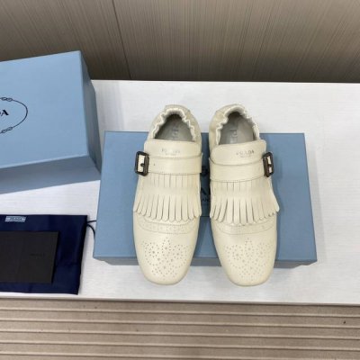 出厂价 顶级品质 Prada 普拉达 25Ss春夏走秀新款流苏复古乐福鞋单鞋 这款鞋履着意呈现经典与复古格调，兼具阳刚气质与柔美风情，形成二元对比，彰显Prad