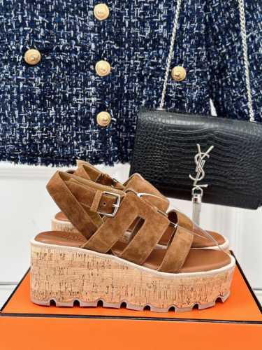 厂价 HermèS 爱马仕经典H厚底凉鞋 依旧是永恒经典的H造型 极约复古的设计 浓厚的异域风情 厚底在拉长腿方面真的Yyds 百搭舒适 上脚秒变大长腿！ 面料