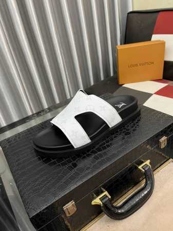 出厂价 Lv路易威登 顶级代购路家爆款男士拖鞋鞋 专柜同步 鞋面意大利进口小牛皮，鞋底：原厂特供原版底，独家活动成型底超级舒适，原厂跟单货，码数 38-445色 - 点击图像关闭