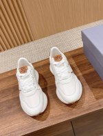 顶级版本 Hogan 早春新款H系列休闲运动鞋 全新整体鞋型线条优美且具动感，将不同功能的鞋身部分融合为一体：前半部分是跑鞋设计，后半部分采用贝壳状鞋跟设计，使