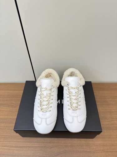 Dries Van Noten DVN 美拉德风德训鞋羊毛里 代购级Dries Van Noten DVN 马拉松复古德训鞋 2024春夏系列，设计师通过改造、
