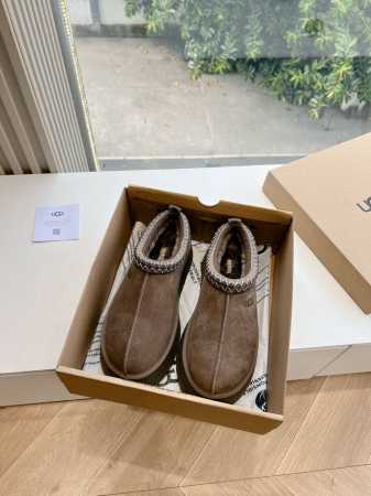 出厂 顶级版本 ugg冬季新款女同款休闲舒适厚底圆头棉靴雪地靴它的优点就是特别轻又好走路 跑步都没问题搭任何的裤子都可以 露不露可爱的毛边都好看搭配修身裤十袜子 - 点击图像关闭