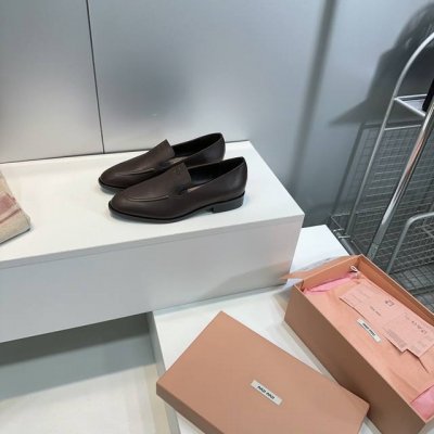 高品质出厂 顶级品质Miumiu缪缪25春夏新款简易复古平底乐福鞋单鞋 春夏清新配色曲线优美 日常穿搭都很搭鞋面压印有专属标识性Logo格调 上脚尽显优雅魅力