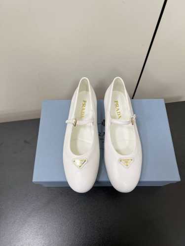 羊皮面 PRADA 25ss 普拉达秋冬新品 实力来袭 玛丽珍单鞋 芭蕾舞鞋超级爆系列爆品，各大网红明星乔欣，程潇，同款圆头三角扣 玛丽珍单鞋 ！时髦百搭nic