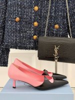 厂价 PRADA 普拉达25走秀尖头猫跟单鞋必须夸一下这双小猫跟挺高级的 酷中带点小性感！鞋面采用进口开边珠牛皮内里垫脚进口小羊皮 意大利进口牛皮大底跟高：5.