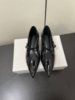 小众Khaite25春夏新款复古坡跟一字带玛丽珍尖头单鞋！ 极简前卫、锋利和无畏的设计，让Khaite近年响亮时尚界。短短几年间已经成为最受欢迎的服装品牌之一。