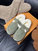 顶级品质 Lv fw 24 new arrival～ 1v24秋冬可爱毛毛鞋，勃肯鞋型体，玛丽珍T待设计；把时髦想要的元素融为一体！ 鞋面用皮条纯手工缝制，彰显
