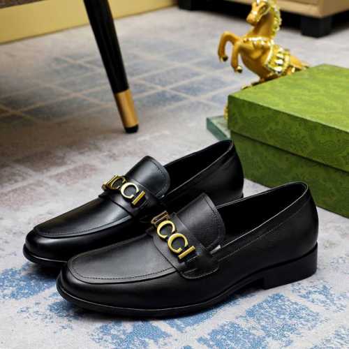 工厂价 古奇 Gucci 2023男士最新款休闲皮鞋！专柜同步上市！原版一比一复刻。全进口头层小牛皮。内里采用头层顶级牛皮，原版原厂特供橡胶大底。引领时尚新概念