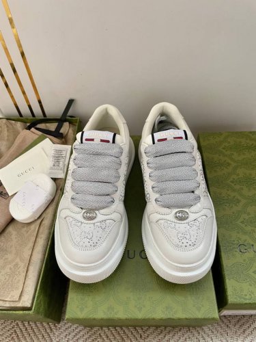 橙子出厂价p gucci 古驰 胖嘟嘟厚底脏脏鞋 运动鞋 胖丁小脏鞋 休闲鞋板鞋 水钻# 侧面饰有条纹织带 并点缀复古标识 这款运动鞋采用帆布材质 紫色皮革细节