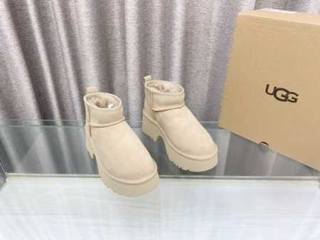 人鱼系列 火遍全球时尚圈油叽叽雪地靴系列 厚底超爆封寒冬刷星“暖潮风” Ugg改头换面刮起雪地里的时尚感。全羊皮毛一体，保暖好穿！独具匠心，只此唯一！出街回头率 - 点击图像关闭