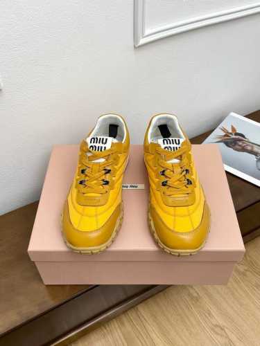 顶级版本Miu Miu 25Ss 春夏新款走秀Miumiu 德训鞋 魔术贴玛丽珍鞋 休闲鞋秀场工艺来自Miu Miu系列的细节特写 新季的潮流此刻挚爱的概念，多