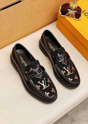 商品商标：Louis Vuitton 路易威登 休闲皮鞋 正码码数: 38-44 45.订制 商品材料：精选 进口胶料加开边珠鞋面+奢华五金扣，进口头层牛皮内里