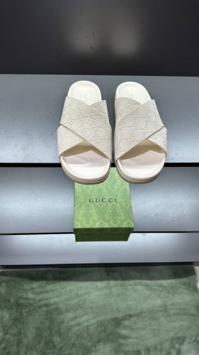 g家 新款 男码39～45， 46.订做 这款拖鞋采用 Gg 聚酯纤维制成，正面饰有 Gucci 标签，为款式增添了醒目的徽标感。 “Gucci Made In