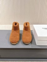 出 Prada*普拉达2024ss秋冬新款直筒雪地靴羊毛短靴 时尚大方的设计呈现经典轮廓。不管面对任何场所 主场只属于你！ 面料：定制羊毛 内里：定制羊毛 五金