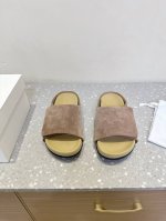 the Row 小众潮牌 25Ss春夏新品 水台 魔术贴 勃肯 拖鞋 这不用多说，是近两年最火之一的品牌，几乎博主人手一双！春天的季节就要到了，推荐这款随性又不