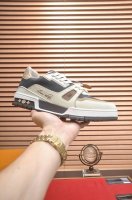 出厂价p 原版开发 品质出货 欢迎对比 Lv板鞋系列 lv Trainer Maxi运动鞋将成衣系列的宽松廓形引入Virgilabloh笔下的Lvtrainer