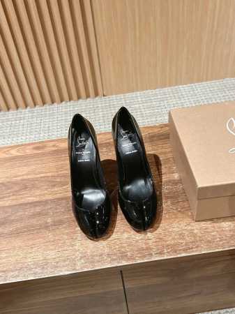 克里斯提 鲁布托联名马吉拉分趾高跟单鞋 Maison Margiela 与 Christian Louboutin 推出首个联名鞋履系列 全新合作以两种互相交融 - 点击图像关闭