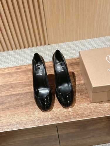 克里斯提 鲁布托联名马吉拉分趾高跟单鞋 Maison Margiela 与 Christian Louboutin 推出首个联名鞋履系列 全新合作以两种互相交融