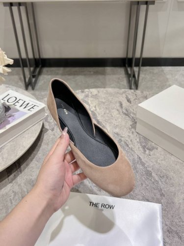 the Row 低帮平底复古穆勒单鞋 好温柔的设计 给人的感觉就是很柔软舒服 第一眼看到这个鞋子就有种软绵绵的感觉，简单而带点复古气息随意搭配都好看！这个品牌一
