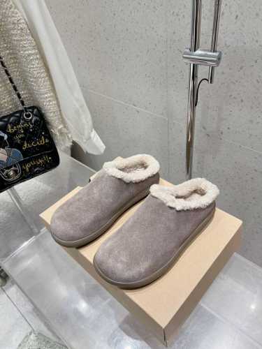 UGG 新款明星同款拼色厚底毛毛拖鞋 半拖 短靴 雪地靴 内里羊毛一体 保暖性能卓越 耐磨橡胶底 鞋子抓地力更好 拥有这一双UGG 让小脚丫在寒冷冬日始终温暖舒