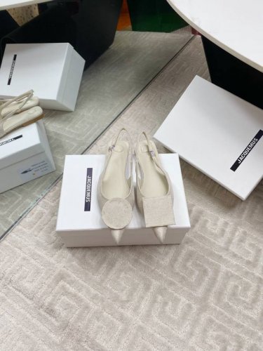 出厂皮面290，布面 Jacquemus 早春新款俏皮可爱时尚好看鸳鸯扣装饰很有少女感，整体日常穿搭非常洋气就对了 对版羊皮面料，羊皮内里 意大利进口真皮大底