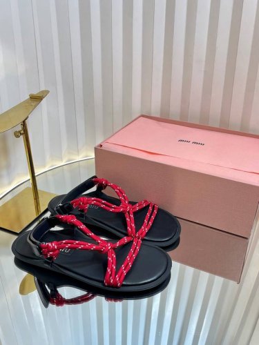 Miumiu｜缪缪25Cc麻绳编织性感凉鞋 全球最火夹趾凉鞋， 出现在各大时装杂志封面 各路明星、小红书博主着用～搭配长裙、热裤的不二选择，闭眼入都是不会后悔