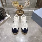 Prada普拉达春夏新款厚底德训鞋小白鞋 麂皮和光面皮拼接撞色，细节感跟好 三角标点缀，简单高级！关键上脚超显腿长，轻松拉长腿部显腿！妥妥的增高神器 原版开模大