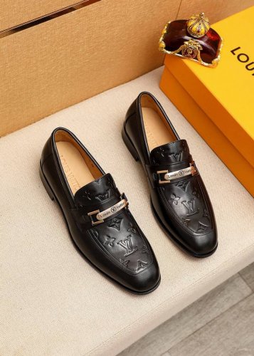 商品商标：Louis Vuitton 路易威登 休闲皮鞋 正码码数: 38-44 45.46.47订制 商品材料：精选 进口头层牛皮压花鞋面+奢华五金扣，进口头
