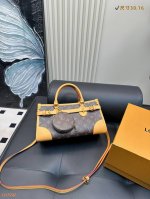 配折叠盒 Lv 中古托特包 这款包真的很简单 越看越好看容量非常感人 轻松装纳日常随身物品 这只包真的要安利大家 简直是搭配神器！ 尺寸30.16