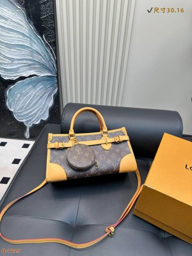 配折叠盒 Lv 中古托特包 这款包真的很简单 越看越好看容量非常感人 轻松装纳日常随身物品 这只包真的要安利大家 简直是搭配神器！ 尺寸30.16