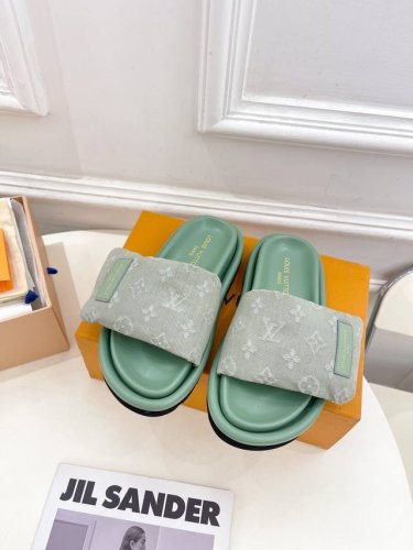 Lv 路易威登 24 春夏新品 顶级版本 专柜主打最新款羽绒拖鞋 硬货上新 代购级别！高级感十足！国内外博主刷爆的一款，复古又时髦 上脚美炸了！官网主推款★ T