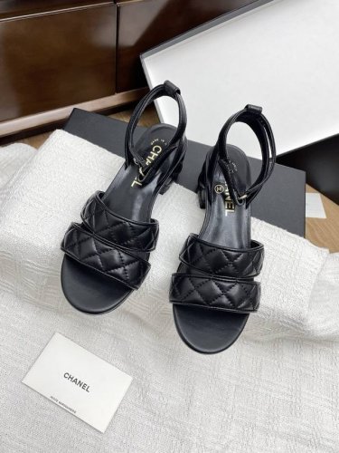 拖鞋340凉鞋 顶级版本Chanel25Ss新款粗跟双带菱格拖鞋凉鞋 众多明星网红上脚，国内外博主刷爆的一个百搭系列，春夏衣橱搭配必备 凉鞋首选. 鞋面：进口羊