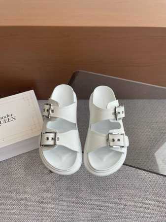 Alexander McQueen 麦昆 果冻厚底凉拖鞋 JISOO金智秀同款拖鞋 非常有女人味的一款个性拖鞋 原版进口小牛皮鞋面，点缀精美小巧的五金扣，奢华时 - 点击图像关闭