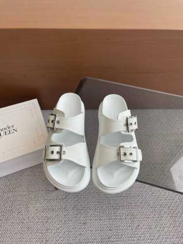 Alexander McQueen 麦昆 果冻厚底凉拖鞋 JISOO金智秀同款拖鞋 非常有女人味的一款个性拖鞋 原版进口小牛皮鞋面，点缀精美小巧的五金扣，奢华时