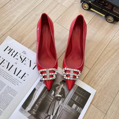 出厂： Balenciaga 巴黎世家新款 水钻Bb扣尖头高跟鞋 细跟单鞋 巴黎世家的鞋子绝对开了挂，整双鞋的精髓就是它的鞋头了，够长够尖，并且不带臃肿感，非常