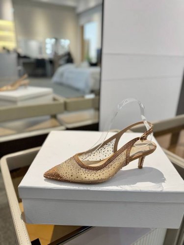 价格P： Gianvito Rossi 2025新款凉鞋 顶级版本 代购品质 这双施华洛奇水钻搭配网高跟尖头后空凉鞋，水钻闪耀着奢华光芒，如同繁星点点。网面设计