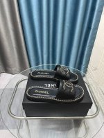 25Fw春夏新款Chanel小香链条圈边双C字母扣凉平底拖鞋 香家标志性的穿皮链条设计应用在垫脚圈边 配上经典菱格元素覆盖鞋面 垫脚 格外精致又文艺 很难找出不