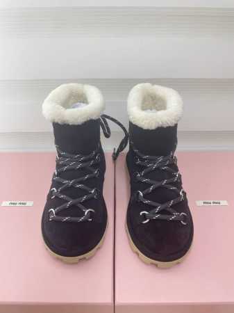 miumiu缪缪毛拖鞋2024秋冬新款棉鞋毛毛靴来自Miu Miu系列的细节特写 新季的潮流要素 与此刻挚爱的概念，多元对撞，传达现代风格~ 怎么穿都好看今夏时 - 点击图像关闭