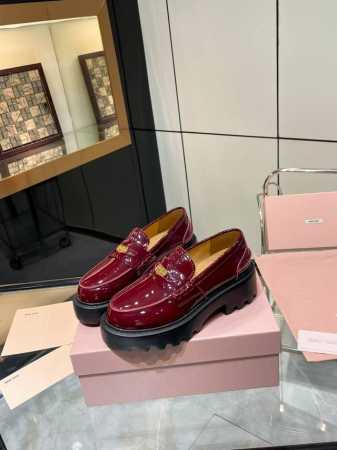 MiuMiu 24FW 走秀金币乐福鞋Miu女孩们的新色乐福来啦！今年秋冬的复古做旧的新色 牛皮材质！今年Miu爆火的不要不要的！都是那种做旧的皮质 穿上超好看 - 点击图像关闭